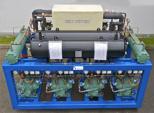 Großes Kühlaggregat mit mehreren Kompressoren und Messanzeigen