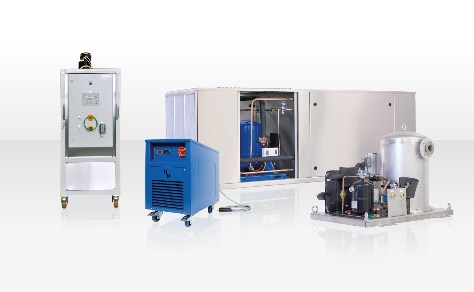 Drei graue Kältemaschinen und eine blaue Maschine auf weißem Hintergrund